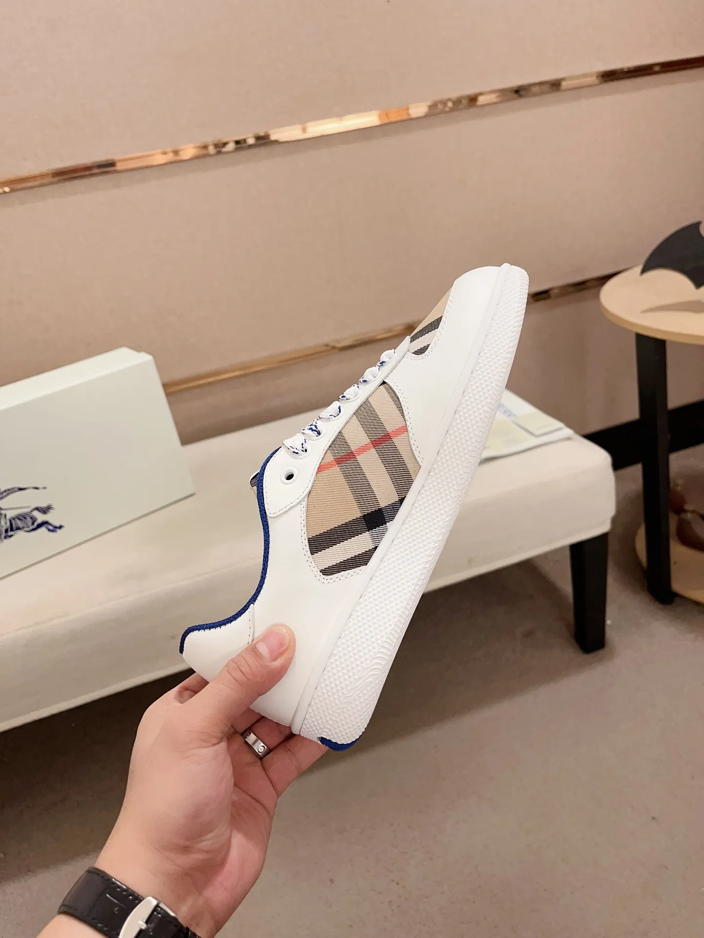 Men's shoes💰: 620💰Top version🥳◾️▫️The new Burberry men's classic low-top sneakers are reinterpreted with Vintage retro plaid cotton material and calfskin, decorated with a new brand logo. First-layer cowhide lining, embossed Burberry logo on the heel, and original TPU outsole! Code number: 38-45. Women's sizes and 46 can be customized.